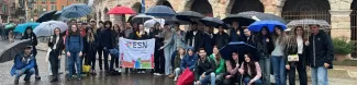 Group photo between volunteers and international students