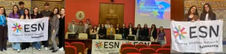 Fotos de los voluntarios de ESN Valladolid y ESN Salamanca, y foto de familia con las instituciones